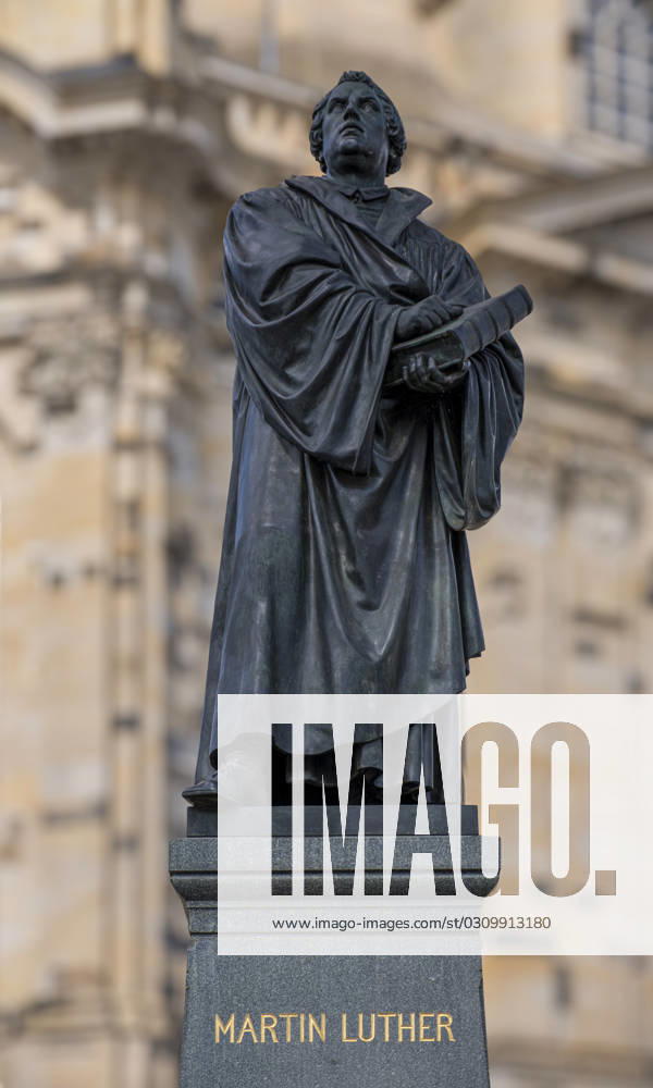 Denkmal des Reformators Martin Luther (1483-1546) mit einer Bibel in der Hand vor der Frauenkirche am Neumarkt in Dresden. Am 31. Oktober feiern evangelische Christen den Reformationstag. Martin Luther soll am 31. Oktober 1517 seine kirchenkritischen 95 Thesen an die Tür der Schlosskirche in Wittenberg (Sachsen-Anhalt) geschlagen haben. Dieses Datum gilt als Beginn der Reformation der Kirche. Dresden Sachsen Deutschland
