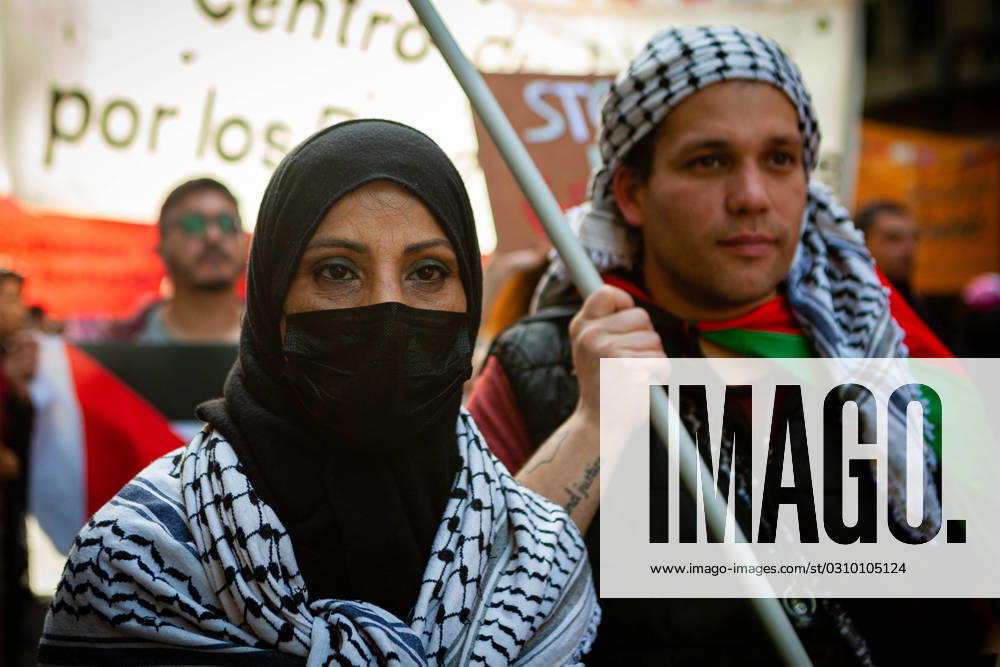 Social organizations stand in front of the Israeli embassy in Buenos Aires during a protest in support of Palestinians in Gaza, amid the conflict between Israel and Hamas. The protesters were demanding Israel to stop the bombing against Gaza and to allow humanitarian aid. Buenos Aires Argentina - ZUMA in 20231025_int_a188_006