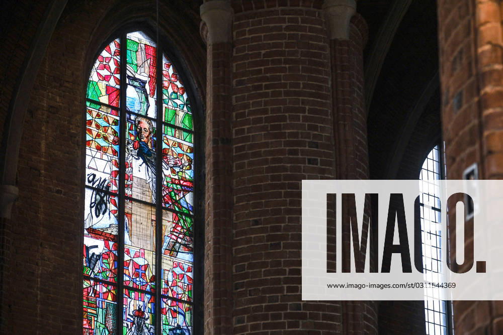Nach siebenjaehriger Bau- und Planungszeit ist am Dienstag (31.10.2023) in der evangelischen Marktkirche in Hannover das umstrittene Reformationsfenster (Foto) des Kuenstlers Markus Luepertz eingeweiht worden. Das Kunstwerk bringe Irritationen mit sich und ermoegliche so einen anderen Blick auf Martin Luther , sagte der hannoversche Landesbischof Ralf Meister im Einweihungsgottesdienst am Reformationstag vor rund 800 Besuchern: Wir sehen einen getriebenen, von Selbstzweifeln geplagten Menschen, innerlich zerrissen. Das rege dazu an, ueber das eigene Leben und die eigene Existenz nachzudenken. Unter den Besucherinnen und Besuchern des Festaktes war neben dem Kuenstler Luepertz auch Altbundeskanzler Gerhard Schroeder (SPD), der das Kunstwe