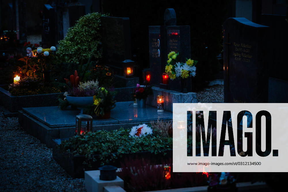 Braunau am Inn, AUT, Unterwegs in der Oberoesterreich, Fototermin, Themenbild, Verschiedene Themenbilder, Symbolbild, Friedhof, Allerheiligen, Allerseelen, im Bild Friedhof, Grab, Graeber, Friedhof, Gesteck, Blumen, Blumenschmuck, Kreuz, Engl, Engerl, Kerze, Licht Kerzen, Grab, Grablicht, Blumen, Symbolbild, Feature,