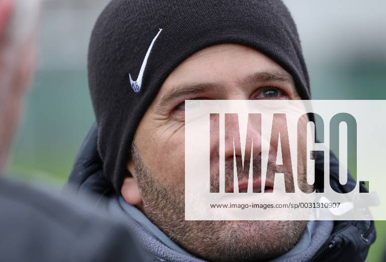 Manuel Baum (Trainer FC Augsburg) im Interview auf dem Trainingsplatz, FC Augsburg, Training, Saison 2017 - 2018