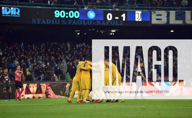 Foto IPP Felice De Martino Napoli 01 12 2017 Calcio Campionato italiano serie A 2017 2018 Napoli - Juventus Nella foto: i giocatori della juventus abbracciati festeggiano la vittoria Italy Photo Press World Copyright 0