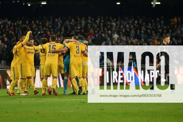 Foto IPP Felice De Martino Napoli 01 12 2017 Calcio Campionato italiano serie A 2017 2018 Napoli - Juventus Nella foto: i giocatori della juventus abbracciati festeggiano la vittoria Italy Photo Press World Copyright 0