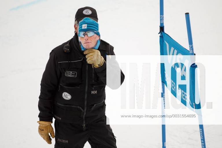 ALPINE SKIING - FIS WC Beaver Creek BEAVER CREEK,COLORADO,USA,03.DEC.17 - ALPINE SKIING - FIS World Cup, giant slalom, men. Image shows a worker with the face of race director Markus Waldner (FIS). GEPAxpictures xDanielxGoetzhaber
