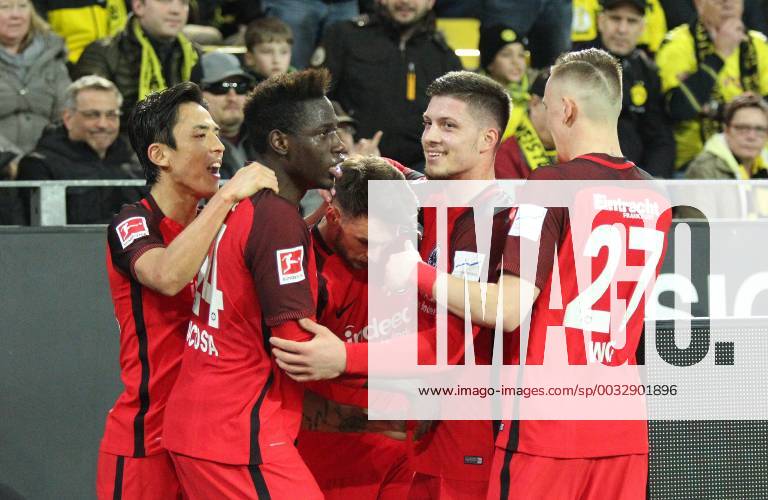 Die Spieler von Eintracht Frankfurt jubeln nach dem Tor zum 2:2 durch Danny Blum (mitte, Frankfurt) beim Spiel Borussia Dortmund vs. Eintracht Frankfurt, Fussball, 1. Bundesliga, 11.03.2018 Dortmund