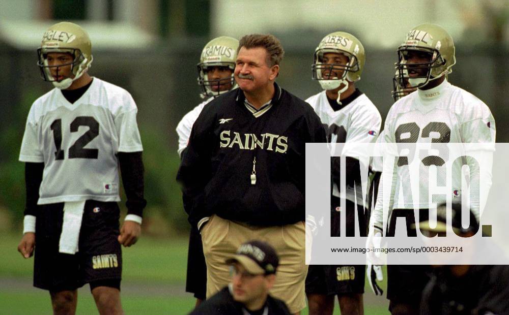 Trainer Mike Ditka (New Orleans Saints, Mitte) - (NOP97042602) American Football Herren NFL, 1997 1998, o0 Training, Trainingslager Gruppe American Football Herren NFL, 1997 1998, o0 Training, Trainingslager Gruppe