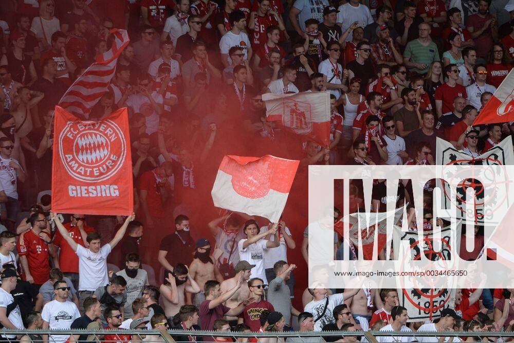 Fans des FC Bayern München zünden Bengalos, Bengalo, Bengalos, Feuerwerk, flare, Fans, Publikum, Zuschauer, Stimmung, Atmosphäre, Stadion, Fussball, Regionalliga Bayern, FC Bayern München II- TSV 1860 München,