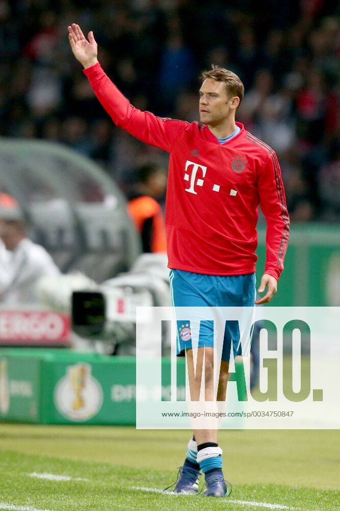 Torwart Manuel Neuer (FC Bayern Muenchen 1) winkt sein Team nach vorn, FC Bayern Muenchen vs. Eintracht Frankfurt, DFB Pokal, Finale, Fussball, 19.05.2018, FC Bayern Muenchen vs. Eintracht Frankfurt, DFB Pokal, Finale, Fussball, 19.05.2018 Berlin