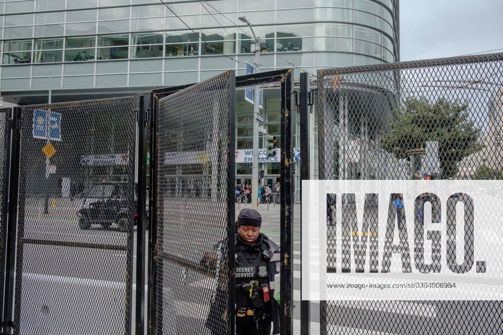 A Secret Service officer closes a gate in front of Moscone Center on the second day of the APEC Summit. Condones and and traffic closures resulted in an eerily quiet Market St. and South of Market district while President Joe Biden met with Xi Jinping, President of the People s Republic of China, in San Francisco on Wednesday, November 15. San Francisco USA - ZUMAm255 20231115_znp_m255_006