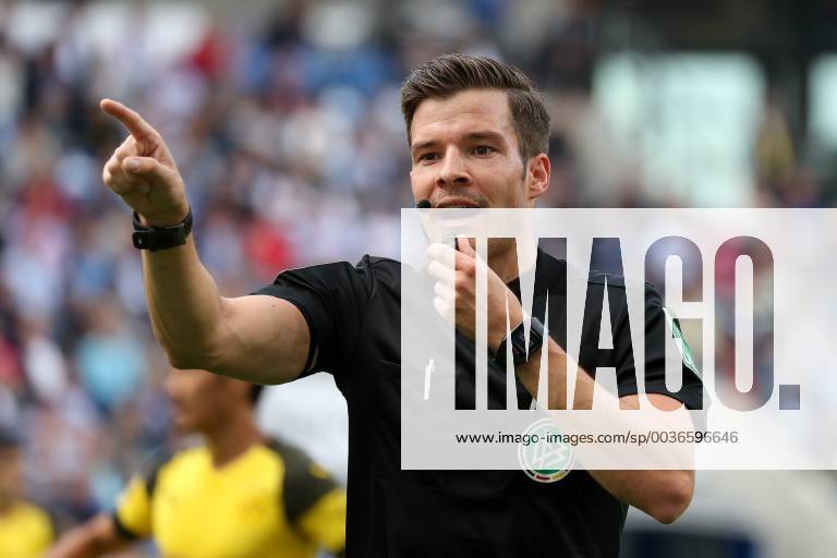 Harm Osmers (Schiedsrichter), gibt Anweisungen, gestikuliert, mit den Armen gestikulieren, gives instructions, gesticulate, Einzelbild, Aktion, Action, Fussball, Bundesliga, TSG 1899 Hoffenheim - Borussia Dortmund, DFL REGULATIONS PROHIBIT ANY USE OF PHOTOGRAPHS AS IMAGE SEQUENCES AND OR QUASI-VIDEO.