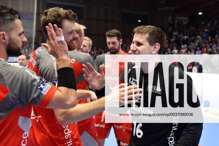 Jubel, Freude nach dem Sieg; Nebojsa Simic (Torwart MT Melsungen) (R), Michael Allendorf (L) und Simon Birkefeldt (M) , GER, MT Melsungen - Bergischer HC, Handball, 1. Bundesliga Maenner, 21.10.2018, GER, MT Melsungen - Bergischer HC, Handball, 1. Liga Maenner, 21.10.2018 Kassel