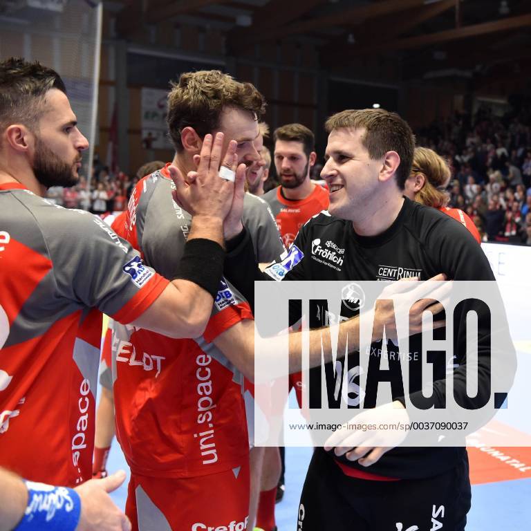 Jubel, Freude nach dem Sieg; Nebojsa Simic (Torwart MT Melsungen) (R), Michael Allendorf (L) und Simon Birkefeldt (M) , GER, MT Melsungen - Bergischer HC, Handball, 1. Bundesliga Maenner, 21.10.2018, GER, MT Melsungen - Bergischer HC, Handball, 1. Liga Maenner, 21.10.2018 Kassel