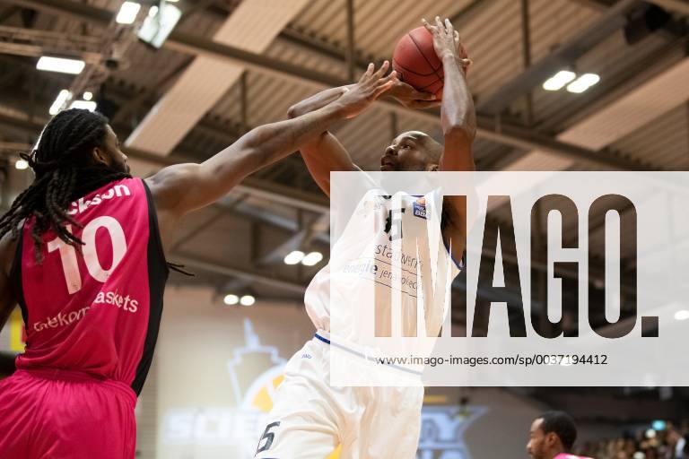 Easycredit Basketball Bundesliga Spieltag 5 am 27.10.2018 Saison 2018 2019 Science City Jena vs Telekom Baskets Bonn v.re. Derrick Allen (Jena) beim Wurf gegen Charles Jackson (Bonn) Sparkassen Arena Jena