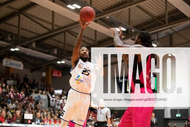 Easycredit Basketball Bundesliga Spieltag 5 am 27.10.2018 Saison 2018 2019 Science City Jena vs Telekom Baskets Bonn links: Dru Joyce (Jena) beim Wurf gegen Charles Jackson (Bonn) Sparkassen Arena Jena