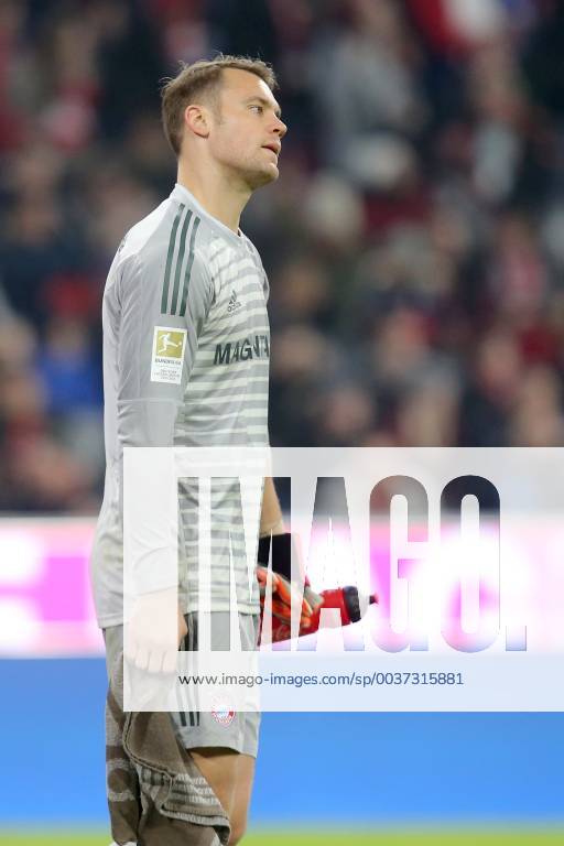 Torwart Manuel Neuer (FC Bayern Muenchen 1) nach dem 1:1, FC Bayern Muenchen vs. SC Freiburg, DFL regulations prohibit any use of photographs as image sequences and or quasi-video: Langer Eibner-Pressefoto FC Bayern Muenchen vs. SC Freiburg, 1.Bundesliga, Fussball, 03.11.2018 Muenchen