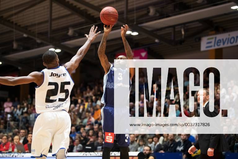 Easycredit Basketball Bundesliga Spieltag 6 am 03.11.2018 Saison 2018 2019 Science City Jena vs Eisbären Bremerhaven Chris Warren (Bremerhaven) beim Wurf gegen Dru Joyce (Jena) Sparkassen Arena Jena