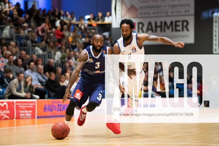 Easycredit Basketball Bundesliga Spieltag 6 am 03.11.2018 Saison 2018 2019 Science City Jena vs Eisbären Bremerhaven Chris Warren (Bremerhaven) am Ball gegen Julius Jenkins (Jena) Sparkassen Arena Jena