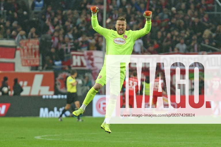 Fußball 1. Liga 11. Spieltag Fortuna Düsseldorf - Hertha BSC Berlin am 09.11.2018 in der ESPRIT arena in Düsseldorf Torwart Michael Rensing (Duesseldorf) mach Freudensprünge nach dem Tor zum 2 zu 0 von Hennings (Düsseldorf)