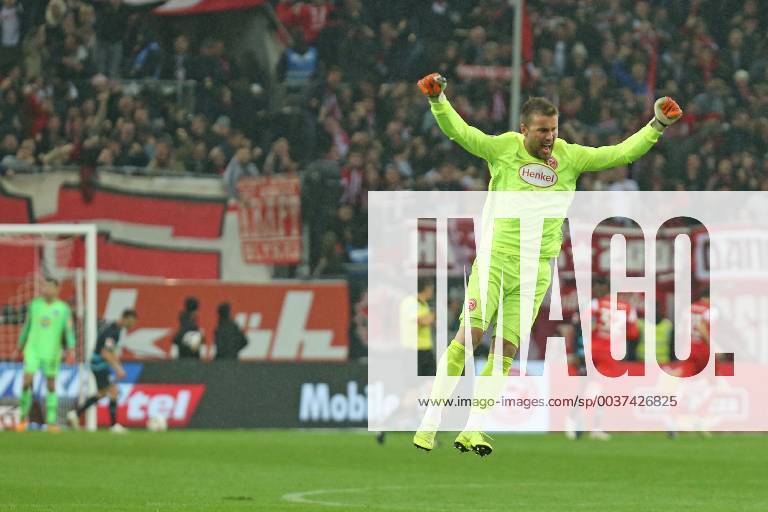 Fußball 1. Liga 11. Spieltag Fortuna Düsseldorf - Hertha BSC Berlin am 09.11.2018 in der ESPRIT arena in Düsseldorf Torwart Michael Rensing (Duesseldorf) mach Freudensprünge nach dem Tor zum 2 zu 0 von Hennings (Düsseldorf)