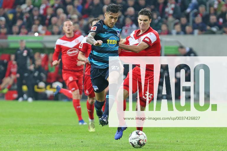 Fußball 1. Liga 11. Spieltag Fortuna Düsseldorf - Hertha BSC Berlin am 09.11.2018 in der ESPRIT arena in Düsseldorf Davie Selke (Berlin) zieht am Trikot von Marcin Kaminski (Duesseldorf) und ist auf dem Weg zu seinem Tor zum 1 zu 3