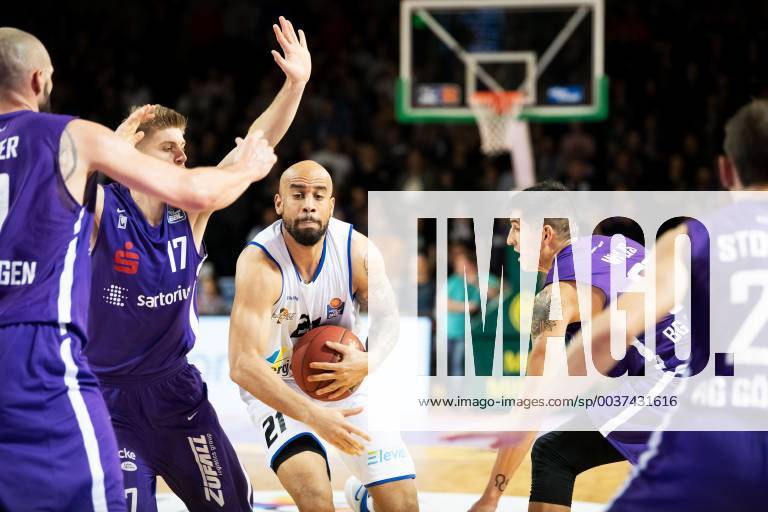 Easycredit Basketball Bundesliga Spieltag 7 am 10.11.2018 Saison 2018 2019 BG Göttingen vs Science City Jena Mitte: Jamar Abrams (Jena) am Ball gegen vier Gegenspieler von Göttingen Sparkassen Arena