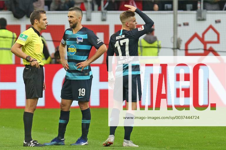 Fußball 1. Liga 11. Spieltag Fortuna Düsseldorf - Hertha BSC Berlin am 09.11.2018 in der ESPRIT arena in Düsseldorf Maximilian Mittelstädt Mittelstaedt Mittelstadt (Berlin) winkt ab, er ist nach der gelb roten Karte fassungslos, Vedad Ibisevic (Berlin) diskutiert noch mit Schiedsrichter Robert Hartmann - das war der Knackpunkt im Spiel