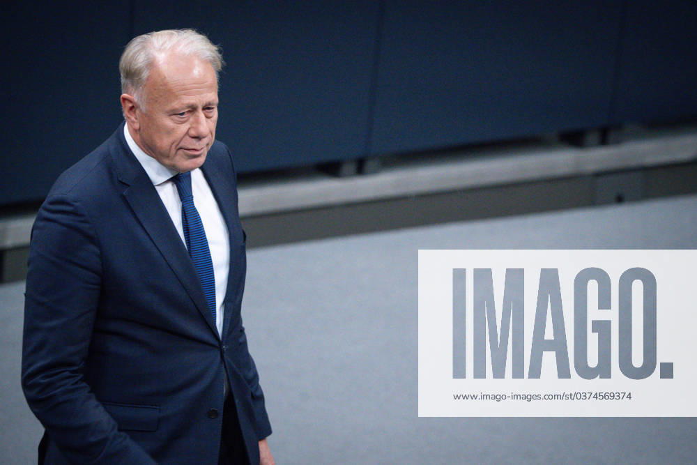 Deutscher Bundestag, 144. Plenarsitzung Juergen Trittin (Gruene) verlaesst zum letzten Mal das Rednerpult nach seiner letzten Rede im Deutschen Bundestag zum Tagesordnungspunkt Halbzeit der Wahlperiode bei der 144. Sitzung des Deutschen Bundestag in Berlin, 14.12.2023 Berlin Berlin Deutschland