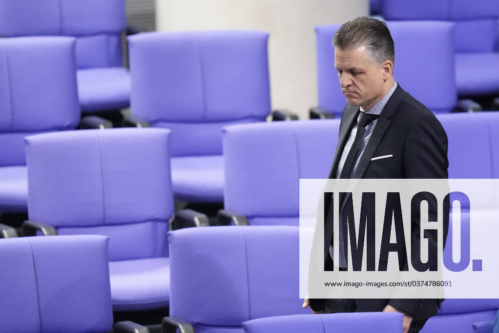 Deutscher Bundestag, 145. Plenarsitzung Thorsten Frei (CDU) nachdenklich auf seinem Weg durch das Plenum bei der 145. Sitzung des Deutschen Bundestag in Berlin