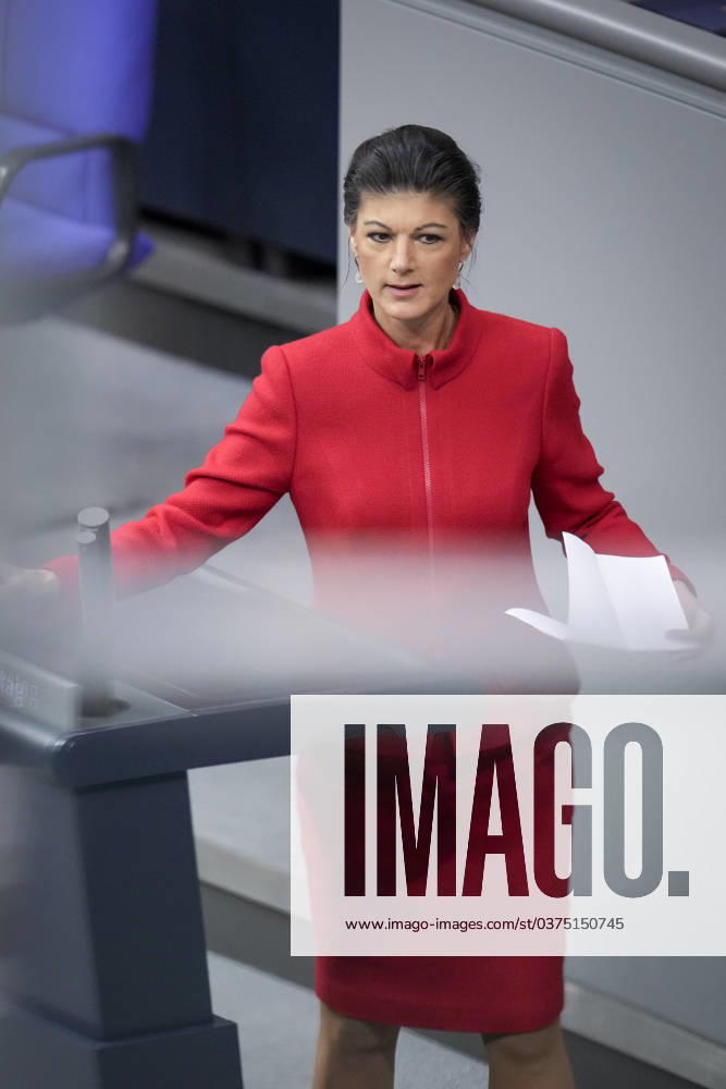 Deutscher Bundestag, 145. Plenarsitzung Dr. Sahra Wagenknecht (fraktionslos, ehemals Linke) Buendnis Sahra Wagenknecht verlaesst das Rednerpult nach ihrer Rede zum Tagesordnungspunkt Nachtragshaushalt 2023 bei der 145. Sitzung des Deutschen Bundestag in Berlin, 15.12.2023 Berlin Berlin Deutschland