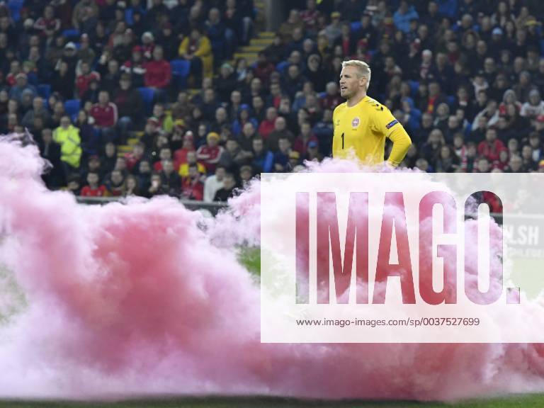 KW46 Football - 2018 2019 UEFA Nations League B - Group Four: Wales vs. Denmark Kasper Schmeichel of Denmark behind red smoke from a flare thrown on to the pitch , at Cardiff City Stadium. COLORSPORT WINSTON BYNORTH