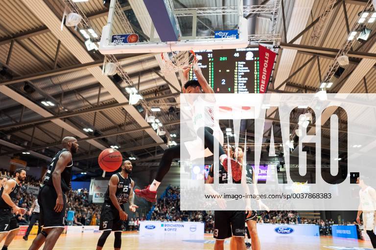 Easycredit Basketball Bundesliga Spieltag 10 am 09.12.2018 Saison 2018 2019 Science City Jena vs FC Bayern München Basketball Marvin Ogunsipe (Bayern) mit dem Dunking Sparkassen Arena Jena
