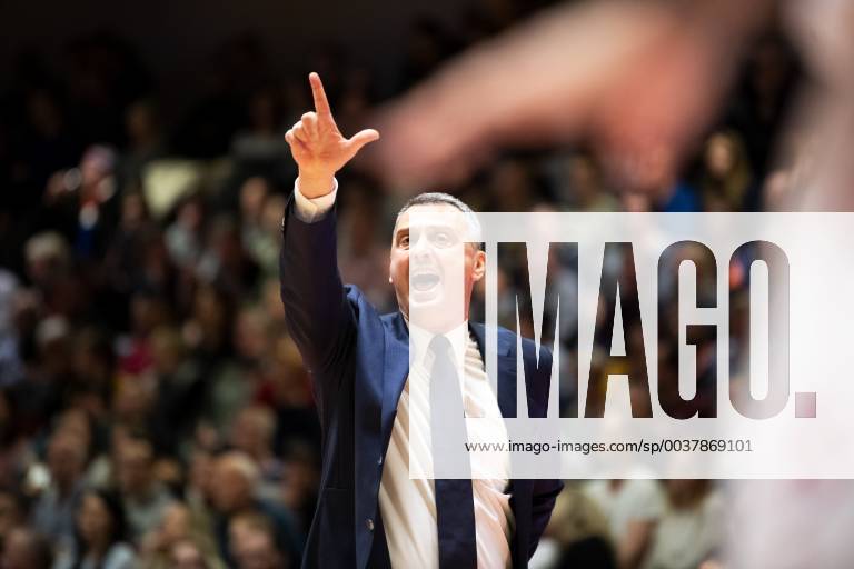 Easycredit Basketball Bundesliga Spieltag 10 am 09.12.2018 Saison 2018 2019 Science City Jena vs FC Bayern München Basketball Trainer Dejan Radonjic (Bayern) energisch an der Seitenlinie Sparkassen Arena Jena