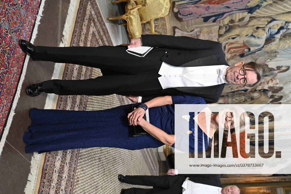 STOCKHOLM, SVERIGE 20231211 Steve-Sem Sandberg och Ingrid Carlberg, bada ledamöter Svenska Akademien, vid ankomsten till kungens middag för Nobelpristagarna pa det kungliga slottet pa mandagskvällen. STOCKHOLM SVERIGE 10030x