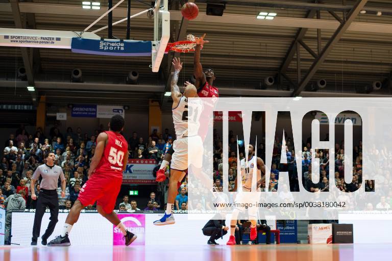 Easycredit Basketball Bundesliga Spieltag 15 am 5.1.2019 Saison 2018 2019 Science City Jena vs Giessen 46ers Larry Gordon (Giessen 23 rot) blockt den Wurf von Jamar Abrams (Jena 21) beim Wurf. Sparkassen Arena Jena