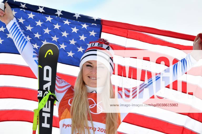 Lindsey VONN (USA) beendet Karriere nach Ski WM. Archivfoto; Lindsey VONN (USA) mit amerikanischer Flagge, Jubel,Freude,Begeisterung, Aktion,Einzelbild,angeschnittenes Einzelmotiv,Halbfigur,halbe Figur. Flower Ceremony. Ski Alpin,am 21.02.2018, Jeongseon Alpine Centre. Olympische Winterspiele 2018, vom 09.02. - 25.02.2018 in PyeongChang. Â