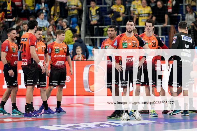 Spieler der Rhein-Neckar-Löwen, enttäuscht über die Niederlage, Enttäuschung nach dem Schlusspfiff, Highlight, Verlierer, verloren, Frustration, disappointed, pessimistisch, Handball, Champions League, Rhein-Neckar Löwen - RK Vardar Skopje,