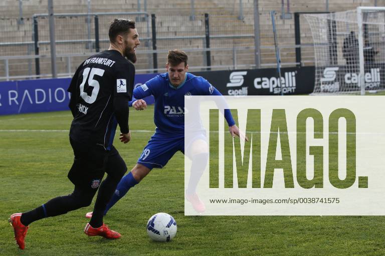 Frankfurt am Main , PSD Bank Arena am Bornheimer Hang Regionalliga Süd Saison 2018 2019 Testspiel FSV Frankfurt gegen Viktoria Aschaffenburg Robert Schick (15, FSV Frankfurt) gegen Jonas Fritsch (Aschafenburg)