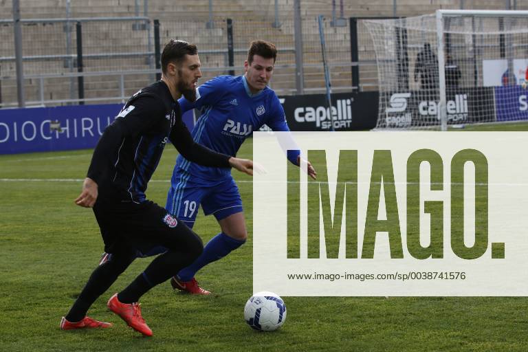 Frankfurt am Main , PSD Bank Arena am Bornheimer Hang Regionalliga Süd Saison 2018 2019 Testspiel FSV Frankfurt gegen Viktoria Aschaffenburg Robert Schick (15, FSV Frankfurt) gegen Jonas Fritsch (Aschafenburg)