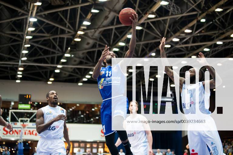 Easycredit Basketball Bundesliga 23. Spieltag am 9.3.2018 zwichen den Eisbären Bremerhaven und Science City Jena Mitte: Julius Jenkins (Jena) mit dem Korbleger gegen rechts Chris Warren (Bremerhaven) Stadthalle Bremerhaven