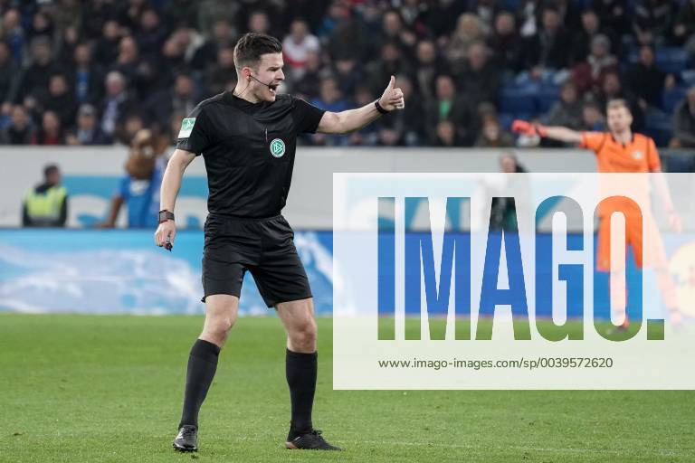 Harm Osmers (Schiedsrichter), gibt Anweisungen, gestikuliert, mit den Armen gestikulieren, gives instructions, gesticulate, Freisteller, Ganzkörper, Einzelbild, Aktion, Action, Fussball, Bundesliga, TSG 1899 Hoffenheim - Bayer 04 Leverkusen, DFL REGULATIONS PROHIBIT ANY USE OF PHOTOGRAPHS AS IMAGE SEQUENCES AND OR QUASI-VIDEO.