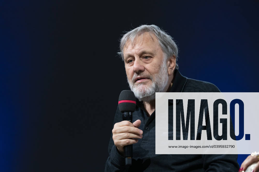 FRANKFURT AM MAIN, Germany - October 18 2023: Slavoj Žižek auf der 75. Frankfurter Buchmesse FRANKFURT AM MAIN, Germany - October 18 2023: Slavoj Žižek (*1949, ) auf der Bühne auf der 75. Frankfurter Buchmesse