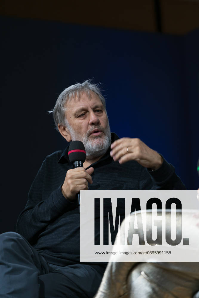 FRANKFURT AM MAIN, Germany - October 18 2023: Slavoj Žižek auf der 75. Frankfurter Buchmesse FRANKFURT AM MAIN, Germany - October 18 2023: Slavoj Žižek (*1949, ) auf der Bühne auf der 75. Frankfurter Buchmesse