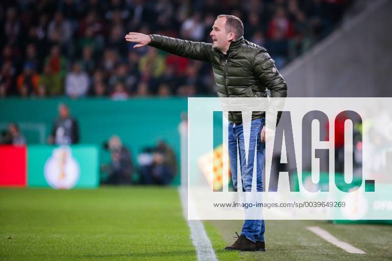 Trainer Manuel Baum (FC Augsburg) gestikuliert DFB regulations prohibit any use of photographs as image sequences and or quasi-video. GER, Fussball, DFB Pokal, FC Augsburg - RB Leipzig, 31.03.2019 Augsburg
