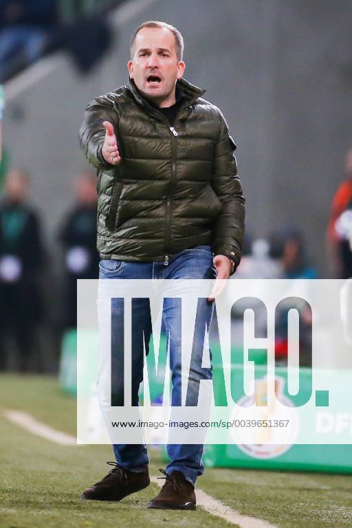 Trainer Manuel Baum (FC Augsburg) gestikuliert DFB regulations prohibit any use of photographs as image sequences and or quasi-video. GER, Fussball, DFB Pokal, FC Augsburg - RB Leipzig, 02.04.2019 Augsburg