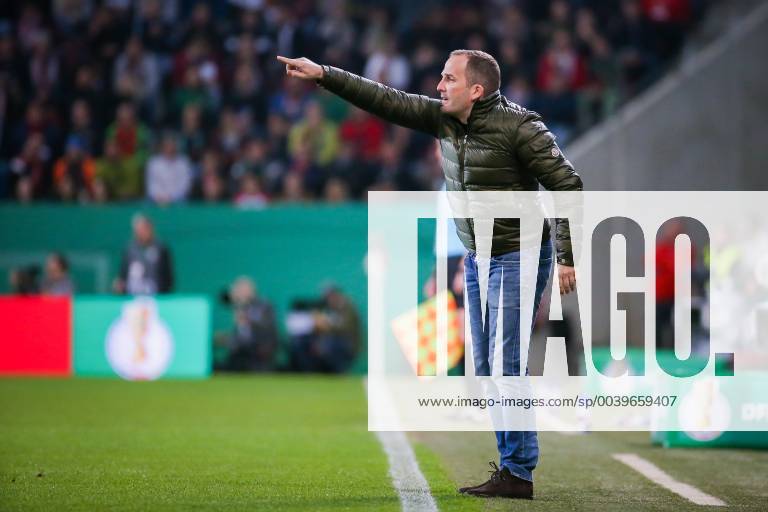 Trainer Manuel Baum (FC Augsburg) gestikuliert DFB regulations prohibit any use of photographs as image sequences and or quasi-video. GER, Fussball, DFB Pokal, FC Augsburg - RB Leipzig, 31.03.2019 Augsburg