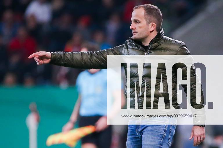 Trainer Manuel Baum (FC Augsburg) gestikuliert DFB regulations prohibit any use of photographs as image sequences and or quasi-video. GER, Fussball, DFB Pokal, FC Augsburg - RB Leipzig, 02.04.2019 Augsburg