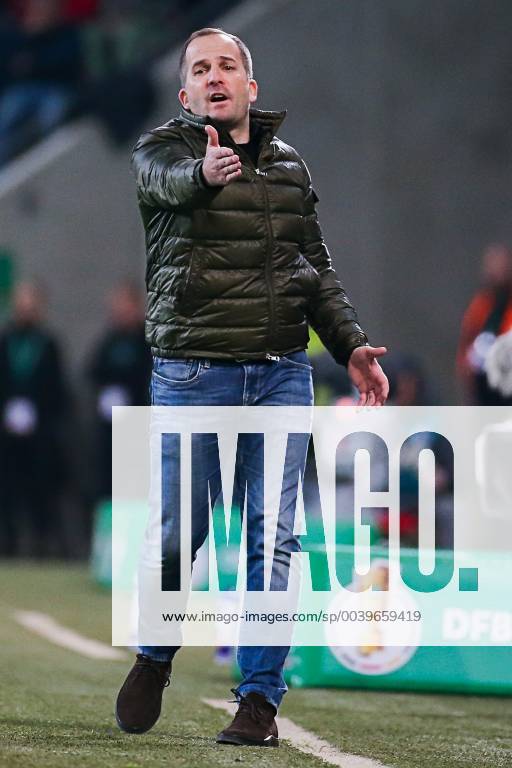 Trainer Manuel Baum (FC Augsburg) gestikuliert DFB regulations prohibit any use of photographs as image sequences and or quasi-video. GER, Fussball, DFB Pokal, FC Augsburg - RB Leipzig, 02.04.2019 Augsburg