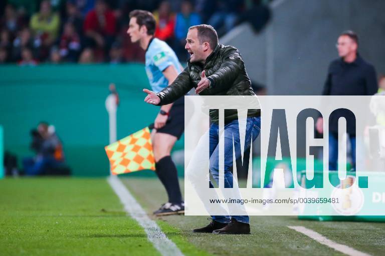 Trainer Manuel Baum (FC Augsburg) gestikuliert aergerlich DFB regulations prohibit any use of photographs as image sequences and or quasi-video. GER, Fussball, DFB Pokal, FC Augsburg - RB Leipzig, 02.04.2019 Augsburg