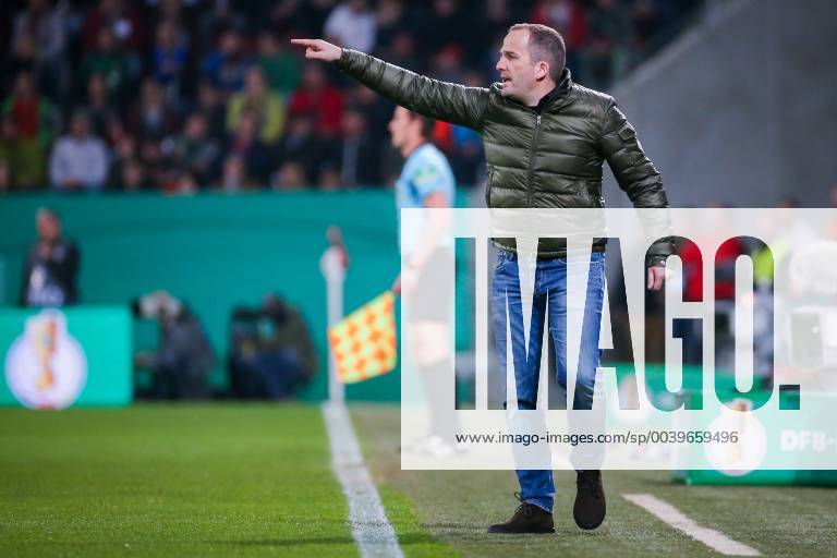 Trainer Manuel Baum (FC Augsburg) gestikuliert DFB regulations prohibit any use of photographs as image sequences and or quasi-video. GER, Fussball, DFB Pokal, FC Augsburg - RB Leipzig, 02.04.2019 Augsburg