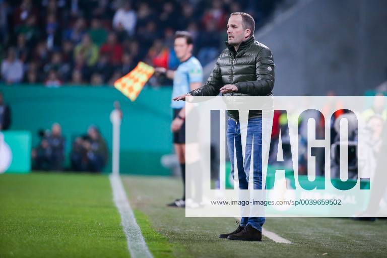 Trainer Manuel Baum (FC Augsburg) gestikuliert DFB regulations prohibit any use of photographs as image sequences and or quasi-video. GER, Fussball, DFB Pokal, FC Augsburg - RB Leipzig, 02.04.2019 Augsburg